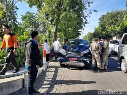 Terios Pelat Merah Ringsek Tabrak Innova Gegara Sopir Ngantuk