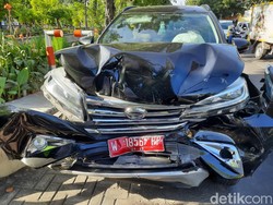 Terios Pelat Merah yang Tabrak Innova di Surabaya Mobil Kemenag Jatim