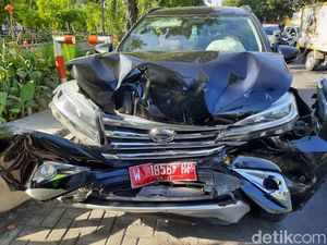 Terios Pelat Merah yang Tabrak Innova di Surabaya Mobil Kemenag Jatim Terios Pelat Merah yang Tabrak Innova di Surabaya Mobil Kemenag Jatim