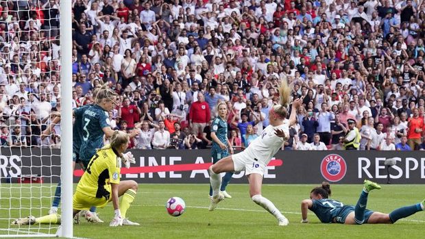 England's Chloe Kelly scores her sides second goal of the game during the UEFA Women's Euro 2022 final at Wembley Stadium, London. Picture date: Sunday July 31, 2022. (Photo by Danny Lawson/PA Images via Getty Images)