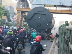 Duh! Truk Tangki Tersangkut di JPO Grand Mall Kranji Bekasi
