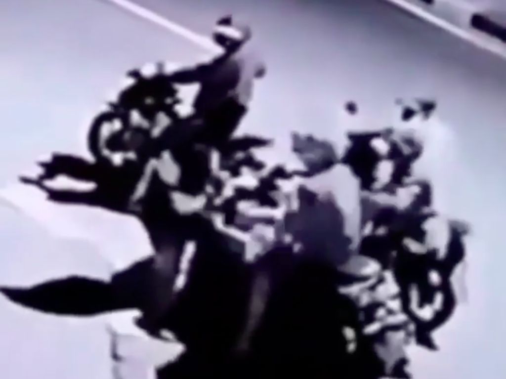 Viral Komplotan Begal Rebut Motor Pedagang Ayam di Pulogadung Jaktim Viral Komplotan Begal Rebut Motor Pedagang Ayam di Pulogadung Jaktim