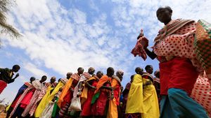 Potret Wanita Suku Samburu Kenya Antre Daging di Tengah Kemiskinan