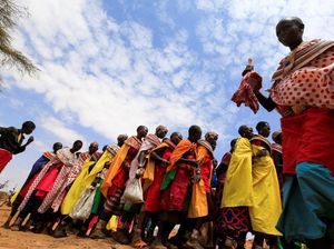 Potret Wanita Suku Samburu Kenya Antre Daging di Tengah Kemiskinan