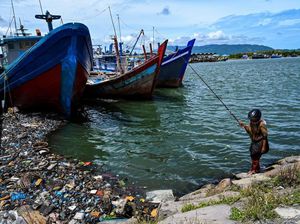 Duh... Pelabuhan di Aceh Ini Dikotori Sampah Plastik dan Limbah Minyak