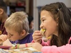 Agar Lahap Peneliti Sarankan Anak Makan Pakai Tangan dengan Mulut Terbuka Lebar