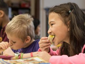 Agar Lahap Peneliti Sarankan Anak Makan Pakai Tangan dengan Mulut Terbuka Lebar Agar Lahap Peneliti Sarankan Anak Makan Pakai Tangan dengan Mulut Terbuka Lebar