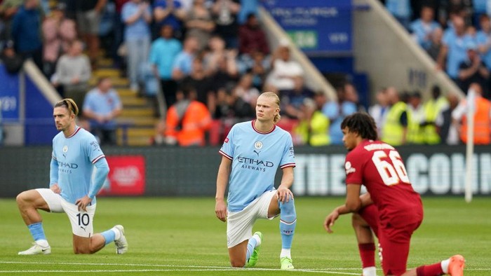 Manchester Citys Erling Haaland (centre), Jack Grealish (left) and Liverpools Trent Alexander-Arnold taking a knee before the FA Community Shield match at the King Power Stadium, Leicester. Picture date: Saturday July 30, 2022. (Photo by Nick Potts/PA Images via Getty Images)