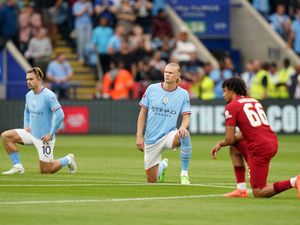 Aksi Berlutut di Liga Inggris akan Dibatasi, Kenapa? Aksi Berlutut di Liga Inggris akan Dibatasi, Kenapa?