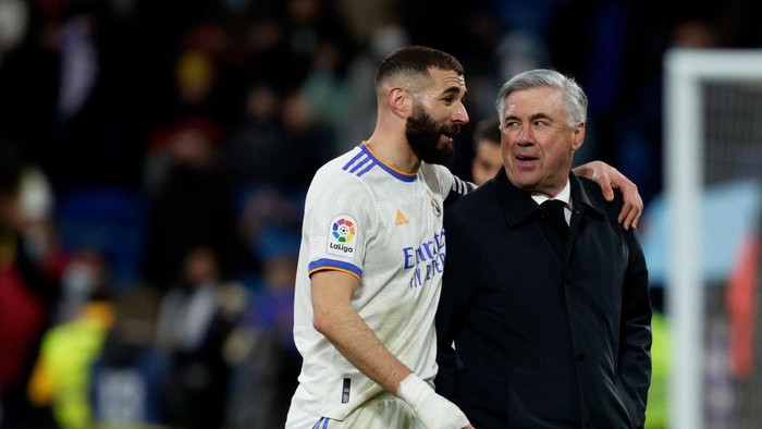 MADRID, SPAIN - FEBRUARY 19: (L-R) Karim Benzema of Real Madrid, coach Carlo Ancelotti of Real Madrid  during the La Liga Santander  match between Real Madrid v Deportivo Alaves at the Santiago Bernaubeu on February 19, 2022 in Madrid Spain (Photo by David S. Bustamante/Soccrates/Getty Images)