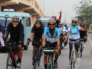12 Pesepeda Estafet Tempuh Aceh-Bali Kampanyekan Target Langit Biru