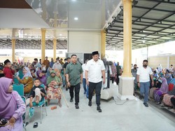 Ketua Golkar Labura Dampingi Bobby Nasution Bagikan Sembako ke Warga