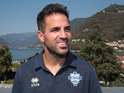 Cesc Fabregas Tertarik Latih Barcelona?