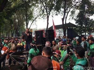 Demo Ojol di DPRD Sumut Teriakkan Uraa Ala Militer Rusia