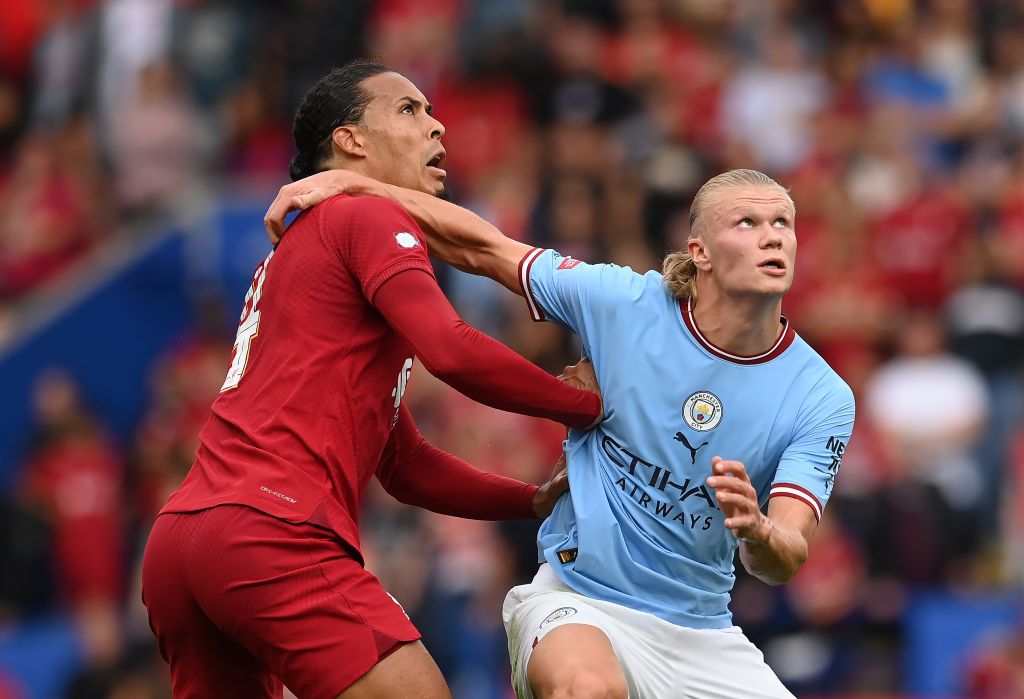 LEICESTER, INGGRIS - 30 JULI: Virgil van Dijk dari Liverpool dan Erling Haaland dari Manchester City bergulat untuk mendapatkan bola tinggi selama The FA Community Shield antara Manchester City dan Liverpool di The King Power Stadium pada 30 Juli 2022 di Leicester, Inggris.  (Foto oleh Michael Regan - FA/FA via Getty Images)