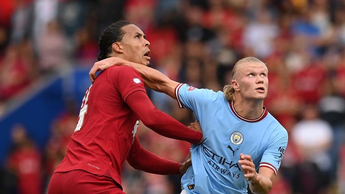LEICESTER, ENGLAND - JULY 30: Virgil van Dijk of Liverpool and Erling Haaland of Manchester City grapple for a high ball during the The FA Community Shield between Manchester City and  Liverpool at The King Power Stadium on July 30, 2022 in Leicester, England. (Photo by Michael Regan - The FA/The FA via Getty Images)
