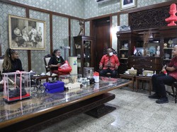 Orang Tua Mahasiswa Papua Temui Ganjar Usai Putrinya Lulus S2 Undip