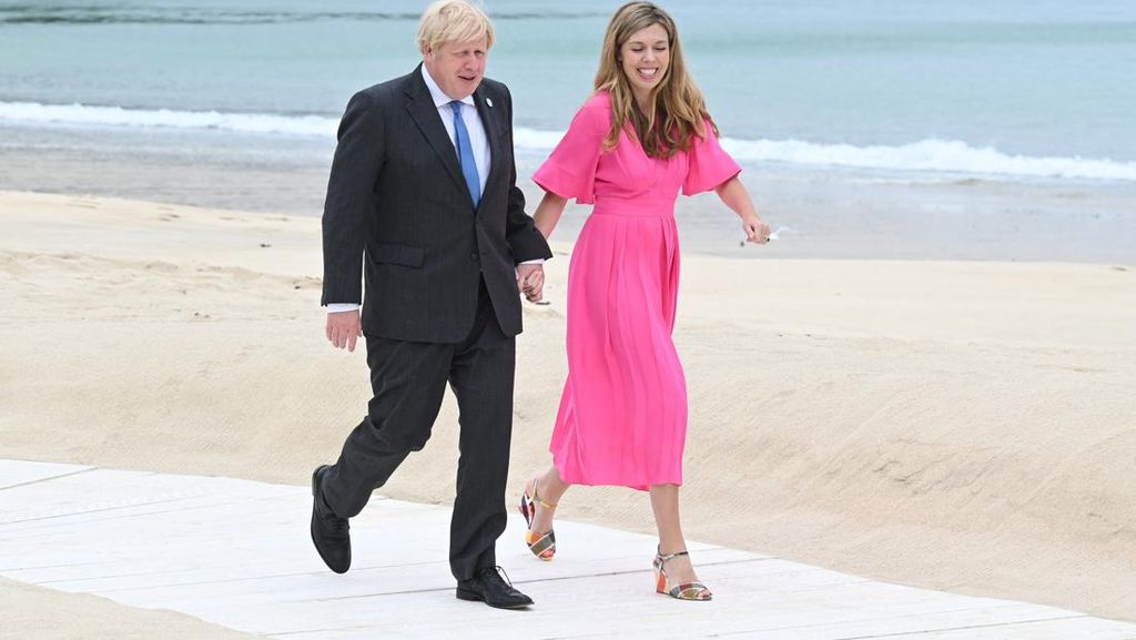 7 Gaya Simple Istri PM Inggris, Menikah Pakai Gaun Sewaan Rp 450 Ribu