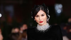 Gemma Chan Sang Bunga Asia Bergaun Transparan