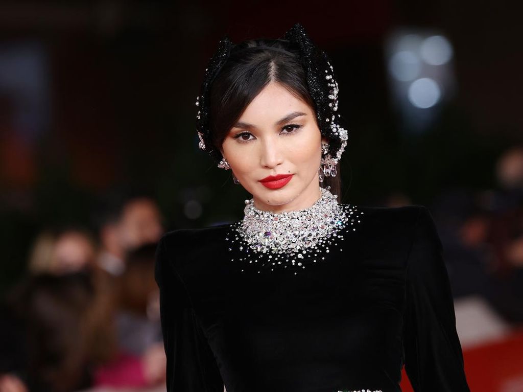 Gemma Chan Sang Bunga Asia Bergaun Transparan