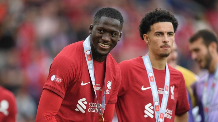 LEICESTER, ENGLAND - JULY 30: Ibrahima Konate and Curtis Jones of Liverpool celebrate following their teams victory in the FA Community Shield between Manchester City and Liverpool at The King Power Stadium on July 30, 2022 in Leicester, England. (Photo by Harriet Lander/Copa/Getty Images,)