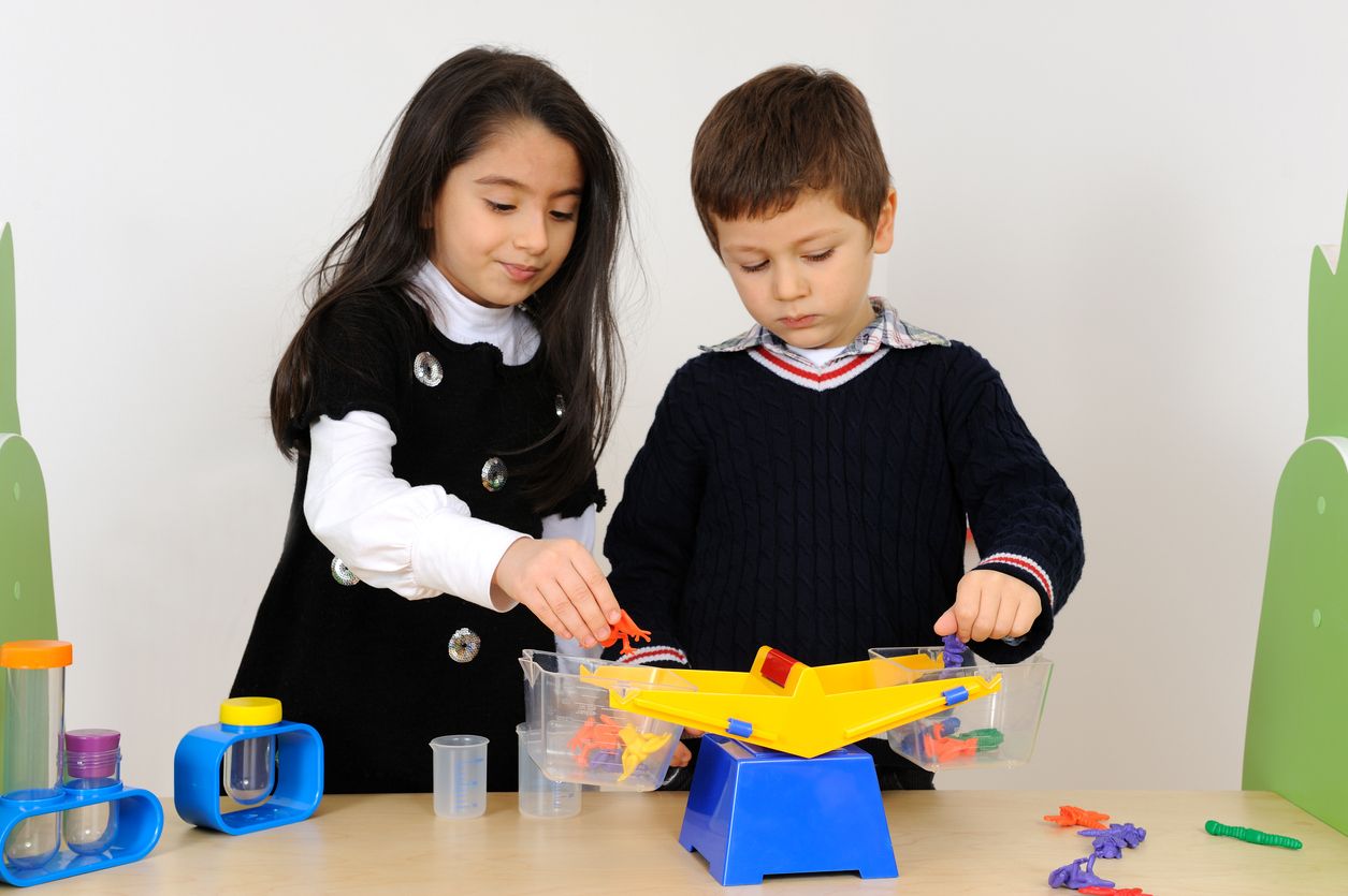 Ilustrasi anak belajar timbangan atau satuan berat