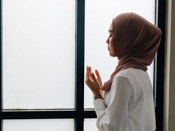 Hukum Memegang Mushaf Quran bagi Wanita Haid, Bolehkah?