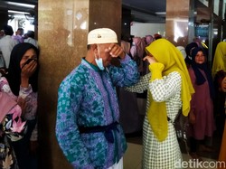 Kedatangan Jemaah Haji Banyuwangi Diwarnai Tangis Haru Keluarga