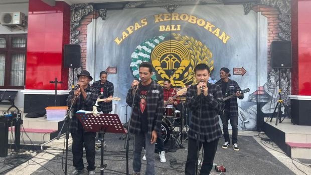 Jerinx 'SID' bernyanyi dengan grup Antrabez usai bebas.