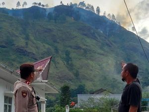 Hutan di Perbukitan Sekitar Danau Toba Terbakar