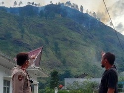 Hutan di Perbukitan Sekitar Danau Toba Terbakar