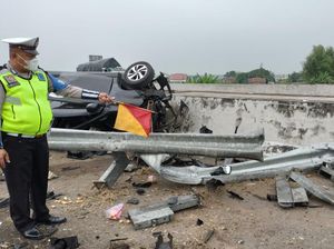 Avanza Terbalik di Tol Jombang gegara Sopir Batuk, 5 Orang Terluka