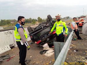 Mobil Terbalik di Tol Jombang hingga 5 Orang Luka, Penyebabnya Sopir Batuk