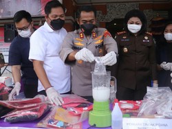 Kejari Klungkung Musnahkan Hampir 1 Kg Sabu-Keranjang Babi