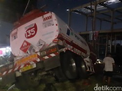 Truk Tangki Pertamina Nyungsep di Tanah Putih Semarang