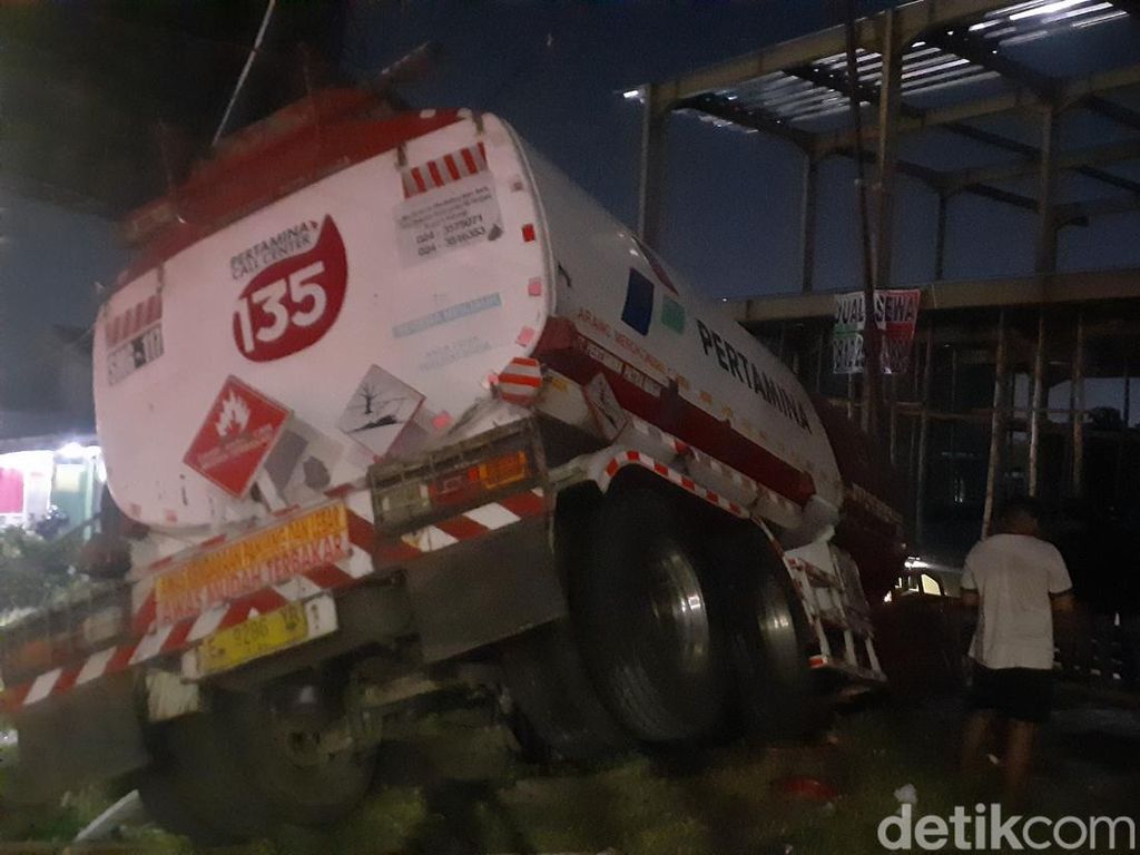Truk Pertamina Kecelakaan Jelang Turunan Lampu Merah Semarang, 1 Orang Tewas