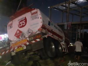Truk Pertamina Kecelakaan Jelang Turunan Lampu Merah Semarang, 1 Orang Tewas Truk Pertamina Kecelakaan Jelang Turunan Lampu Merah Semarang, 1 Orang Tewas