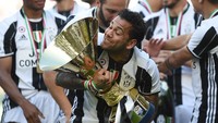 Messi berjarak dua trofi dari Dani Alves, sang pemain dengan trofi terbanyak sepanjang sejarah yakni 43 trofi (Getty Images)