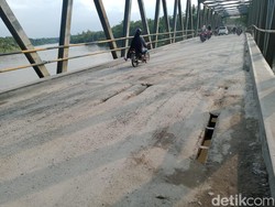 Lubang Jembatan Penghubung 2 Kabupaten di Sumut Bahayakan Pengendara
