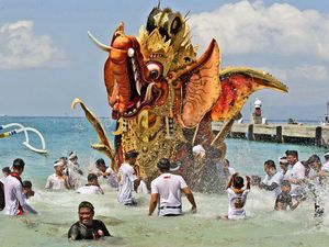 7 Upacara Adat di Indonesia Beserta Tujuannya yang Wajib Kamu Ketahui 7 Upacara Adat di Indonesia Beserta Tujuannya yang Wajib Kamu Ketahui