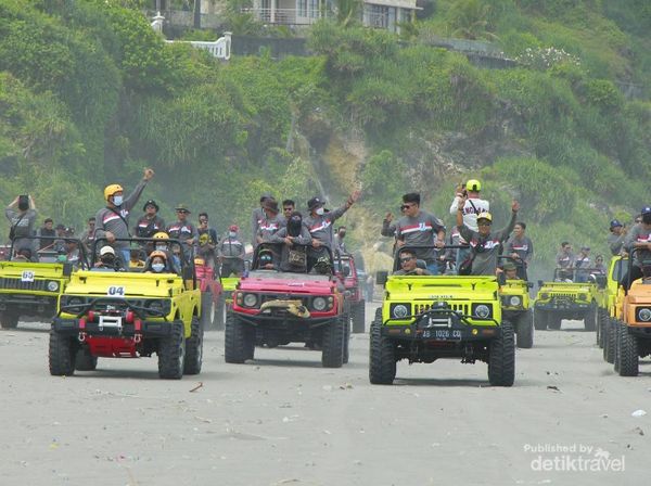 Memacu Adrenalin Naik Jeep di Pantai Parangkusumo