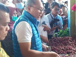 Mendag Zulhas Bagikan Cabai-Minyak Goreng di Jambi Mendag Zulhas Bagikan Cabai-Minyak Goreng di Jambi