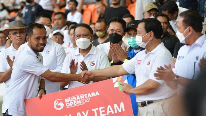 Menpora Zainudin Amali dan Prabowo Subianto saat upacara penutupan Nusantara Open 2022, Senin (1/8/2022)