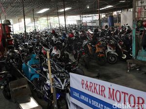 Emak-emak di Cibinong Adu Mulut dengan Juru Parkir gegara Dipalak