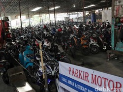 Emak-emak di Cibinong Adu Mulut dengan Juru Parkir gegara Dipalak