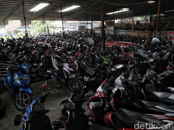 Melihat Pohon Uang Ala Citayam, Usaha Penitipan Motor dekat Stasiun