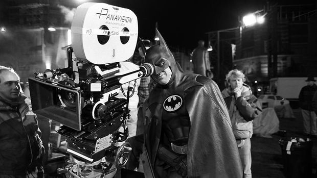 American actor Michael Keaton tries the view from behind the camera, during the filming of 'Batman', 1989.  (Photo by Murray Close/Getty Images)