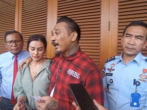 Raut Semringah Jerinx SID Saat Hirup Udara Bebas Raut Semringah Jerinx SID Saat Hirup Udara Bebas