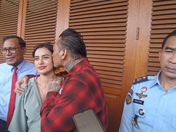 Kecup Mesra Nora Setelah Keluar Penjara, Jerinx: Terima Kasih