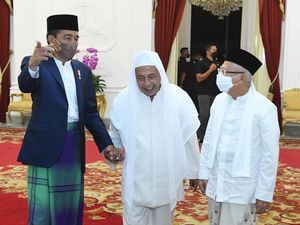 Momen Jokowi Genggam Tangan Habib Luthfi saat Zikir Kebangsaan di Istana